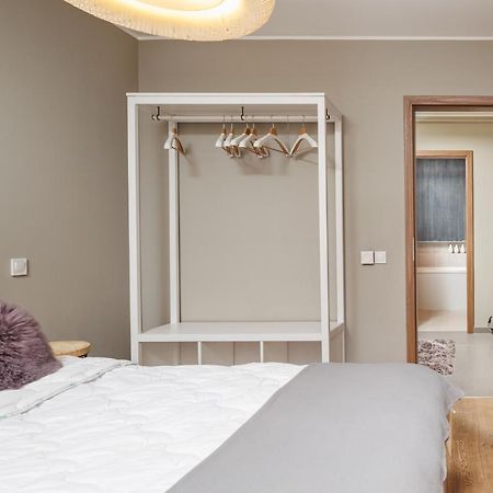 Cosmopolit Booking Braşov Exteriör bild