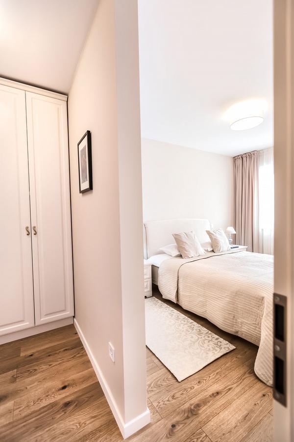Cosmopolit Booking Braşov Exteriör bild