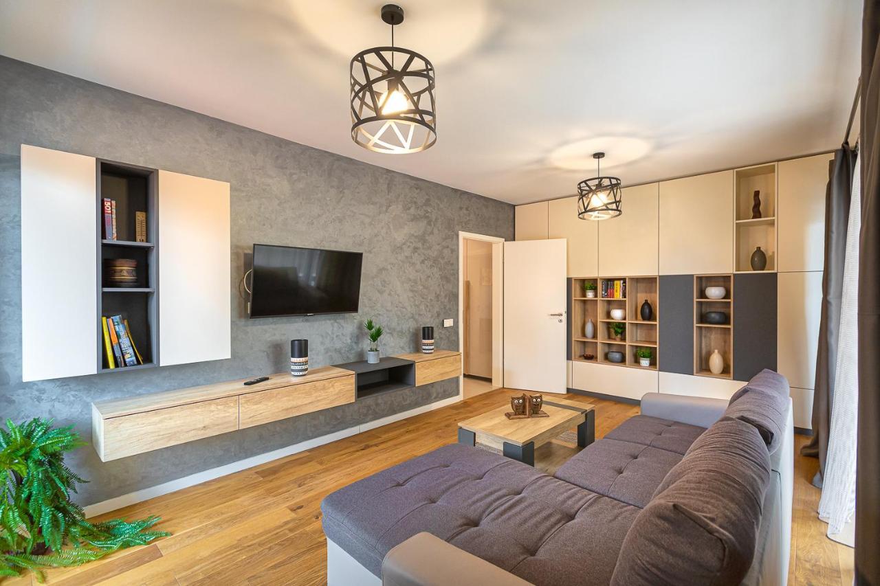 Cosmopolit Booking Braşov Exteriör bild