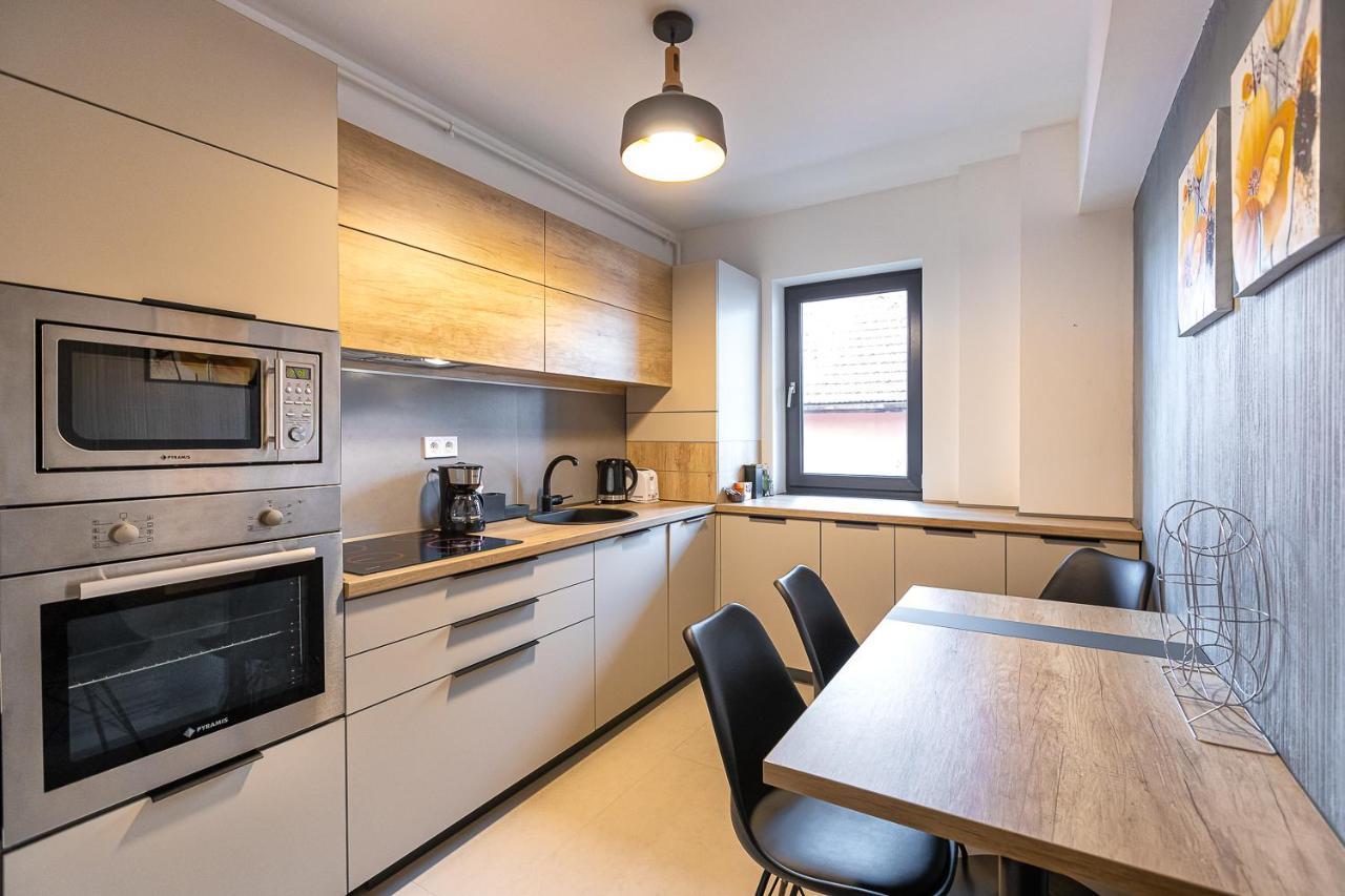 Cosmopolit Booking Braşov Exteriör bild